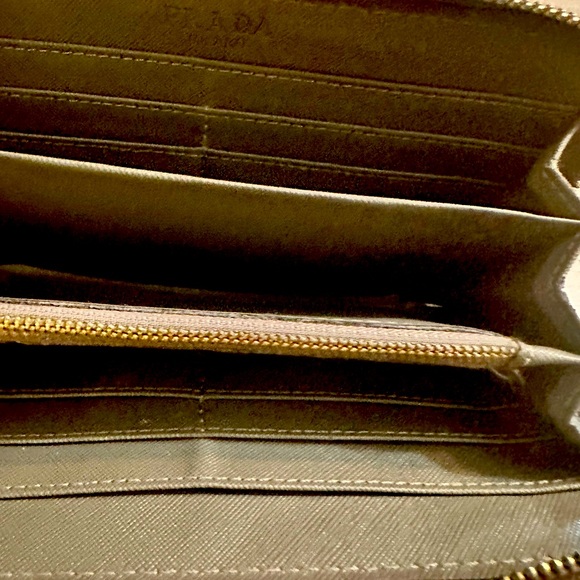Prada Safianno wallet with 3 compartments. GUC - Picture 5 of 11